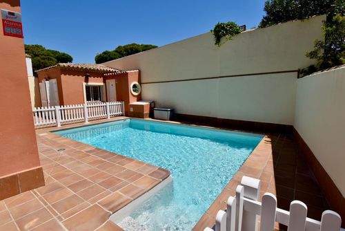 Valle de Bravo Villa with private pool in Chiclana de la Frontera, Costa de la Luz, Spain for 8 persons. The house is situated in an urban beach area, close to restaurants, bars, shops and supermarkets, and is 500 m from La Barrosa beach....