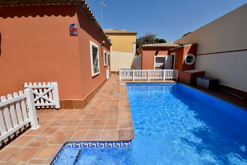 Valle de Bravo Villa with private pool in Chiclana de la Frontera, Costa de la Luz, Spain for 8 persons. The house is situated in an urban beach area, close to restaurants, bars, shops and supermarkets, and is 500 m from La Barrosa beach....
