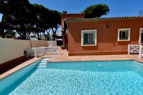 Valle de Bravo Villa with private pool in Chiclana de la Frontera, Costa de la Luz, Spain for 8 persons. The house is situated in an urban beach area, close to restaurants, bars, shops and supermarkets, and is 500 m from La Barrosa beach....