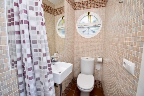 Valle de Bravo Villa mit privatem Pool in Chiclana de la Frontera, Costa de la Luz, Spanien für 8 Personen. Das Haus befindet sich in einem städtischen Strandgebiet, nahe Restaurants, Bars, Geschäften und Supermärkten, und ist nur 500 m vom Strand La Barrosa entfernt....