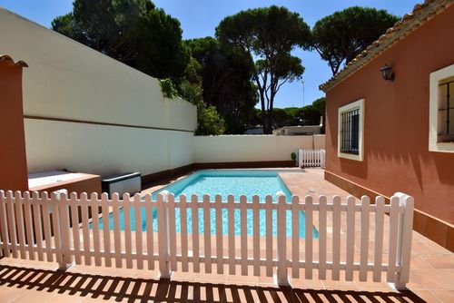 Valle de Bravo Villa con piscina privada en Chiclana de la Frontera, Costa de la Luz, España para 8 personas. La casa está situada en una zona urbana de playa, cerca de restaurantes, bares, tiendas y supermercados, y se encuentra a 500 m de la playa de La Barrosa....