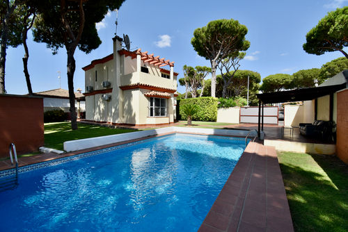 Costa Moderna y cómoda villa con piscina privada en Chiclana de la Frontera, Costa de la Luz, España, para 10 personas. La casa se encuentra a 3 km de la playa de La Barrosa y a 4 km de Chiclana....