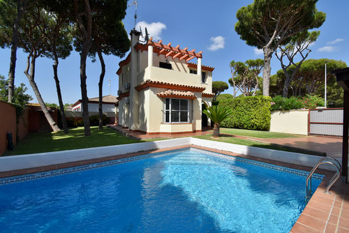 Costa Moderna y cómoda villa con piscina privada en Chiclana de la Frontera, Costa de la Luz, España, para 10 personas. La casa se encuentra a 3 km de la playa de La Barrosa y a 4 km de Chiclana....