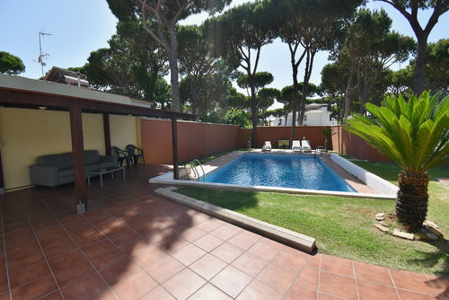 Costa Moderne und komfortable Villa mit privatem Pool in Chiclana de la Frontera, Costa de la Luz, Spanien, für 10 Personen. Das Haus befindet sich 3 km vom Strand La Barrosa und 4 km von Chiclana entfernt....