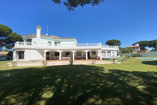 Las Palmeras Amplia y clásica villa con piscina privada en Chiclana de la Frontera, Costa de la Luz, España, para 10 personas. La casa se encuentra en una zona costera y residencial, a 4 km de El Colorado....