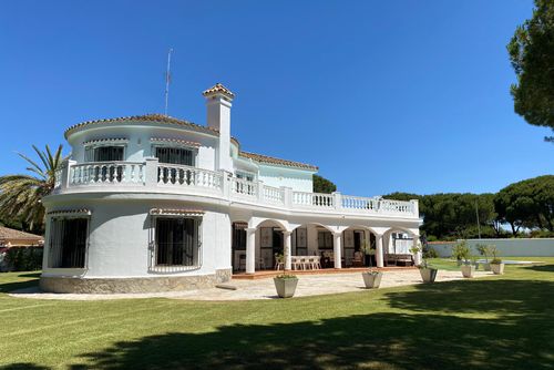 Las Palmeras Amplia y clásica villa con piscina privada en Chiclana de la Frontera, Costa de la Luz, España, para 10 personas. La casa se encuentra en una zona costera y residencial, a 4 km de El Colorado....