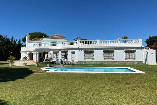 Las Palmeras Large and classic villa with private pool in Chiclana de la Frontera, Costa de la Luz, Spain for 10 persons. The house is situated in a coastal and residential area and is 4 km from El Colorado....