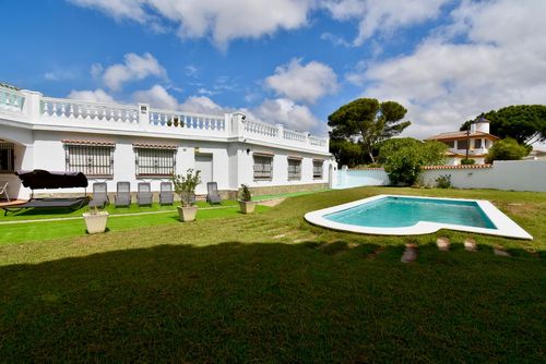 Las Palmeras Large and classic villa with private pool in Chiclana de la Frontera, Costa de la Luz, Spain for 10 persons. The house is situated in a coastal and residential area and is 4 km from El Colorado....