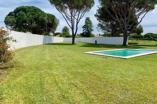 Las Palmeras Grande villa classique avec piscine privée à Chiclana de la Frontera, Costa de la Luz, Espagne pour 10 personnes. La maison est située dans une zone côtière et résidentielle, à 4 km d'El Colorado....