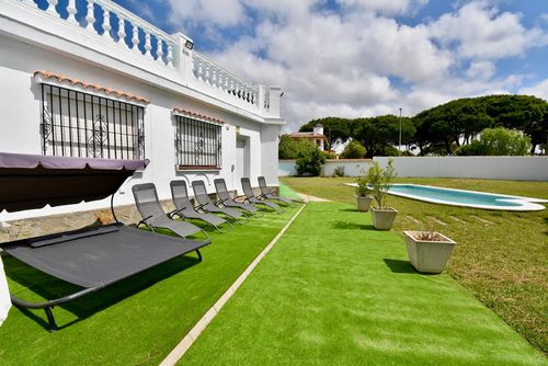 Las Palmeras Grande villa classique avec piscine privée à Chiclana de la Frontera, Costa de la Luz, Espagne pour 10 personnes. La maison est située dans une zone côtière et résidentielle, à 4 km d'El Colorado....