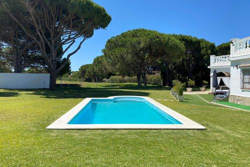 Las Palmeras Amplia y clásica villa con piscina privada en Chiclana de la Frontera, Costa de la Luz, España, para 10 personas. La casa se encuentra en una zona costera y residencial, a 4 km de El Colorado....