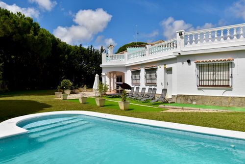 Las Palmeras Grande villa classique avec piscine privée à Chiclana de la Frontera, Costa de la Luz, Espagne pour 10 personnes. La maison est située dans une zone côtière et résidentielle, à 4 km d'El Colorado....