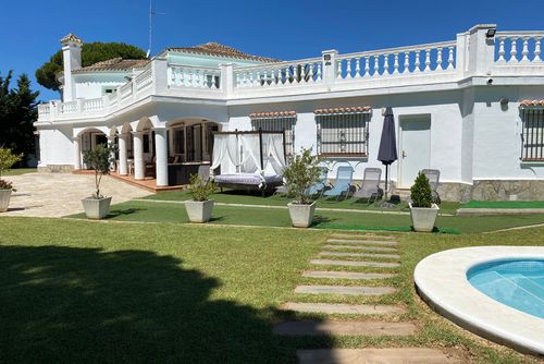 Las Palmeras Große und klassische Villa mit privatem Pool in Chiclana de la Frontera, Costa de la Luz, Spanien für 10 Personen. Das Haus befindet sich in einem küstennahen Wohngebiet und ist 4 km von El Colorado entfernt....