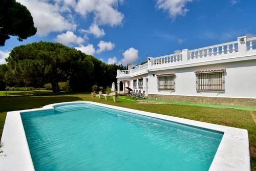 Las Palmeras Large and classic villa with private pool in Chiclana de la Frontera, Costa de la Luz, Spain for 10 persons. The house is situated in a coastal and residential area and is 4 km from El Colorado....