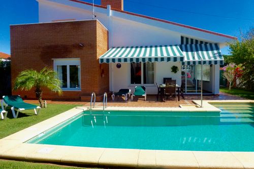 Stella Villa en Chiclana de la Frontera, Costa de la Luz, España, con piscina privada para 6 personas. La casa está situada en una zona residencial de playa, cerca de restaurantes, bares y tiendas, a 3 km de la playa de La Barrosa....