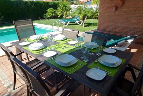 Stella Villa a Chiclana de la Frontera, Costa de la Luz, Spagna, con piscina privata per 6 persone. La casa si trova in una zona residenziale vicino alla spiaggia, a breve distanza da ristoranti, bar e negozi, a 3 km dalla spiaggia di La Barrosa e 3 km da La Barrosa....