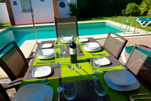 Stella Villa met privézwembad in Chiclana de la Frontera, Costa de la Luz, Spanje voor 6 personen. Het huis is gelegen in een residentieel strandgebied, dicht bij restaurants, bars en winkels, op 3 km van het La Barrosa-strand....