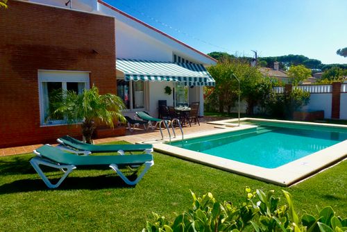 Stella Villa i Chiclana de la Frontera, Costa de la Luz, Spania med privat svømmebasseng for 6 personer. Huset ligger i et boligområde nær stranden, i nærheten av restauranter, barer og butikker, 3 km fra La Barrosa-stranden og 3 km fra La Barrosa....