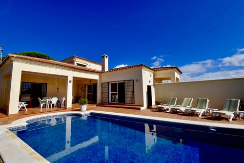 San Paul Villa in Chiclana de la Frontera, Costa de la Luz, Spanien mit privatem Pool für 6 Personen. Das Haus befindet sich in einer ländlichen Strandgegend, 3 km vom Strand La Barrosa und 5 km von La Barrosa entfernt....