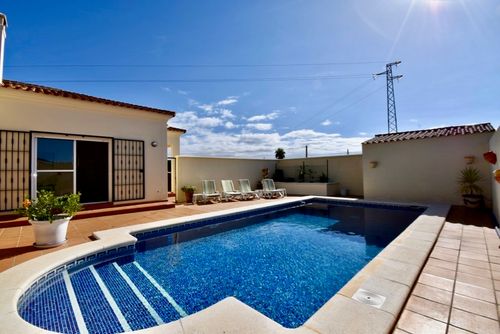 San Paul Villa in Chiclana de la Frontera, Costa de la Luz, Spanien mit privatem Pool für 6 Personen. Das Haus befindet sich in einer ländlichen Strandgegend, 3 km vom Strand La Barrosa und 5 km von La Barrosa entfernt....