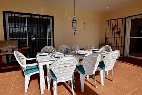 San Paul Villa i Chiclana de la Frontera, Costa de la Luz, Spania med privat svømmebasseng for 6 personer. Huset ligger i et landlig strandområde, 3 km fra La Barrosa-stranden og 5 km fra La Barrosa....
