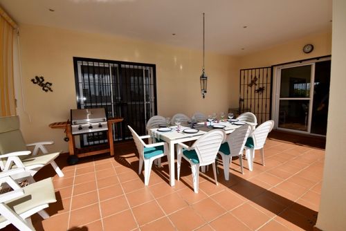 San Paul Villa i Chiclana de la Frontera, Costa de la Luz, Spania med privat svømmebasseng for 6 personer. Huset ligger i et landlig strandområde, 3 km fra La Barrosa-stranden og 5 km fra La Barrosa....