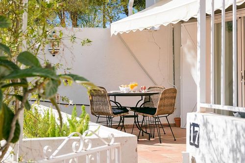 Altea Garden and Pool Apartment Don Cayo 17 Schattig en vrolijk appartement met gemeenschappelijk zwembad in Altea, Costa Blanca, Spanje voor 2 personen. Het appartement is gelegen in een golfresort, in een heuvelachtig en residentieel strandgebied, dicht bij restaurants en bars en op 3 km van het strand La Olla....