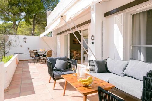 Altea Garden and Pool Apartment Don Cayo 17 Lovely and cheerful apartment with communal pool in Altea, Costa Blanca, Spain for 2 persons. The apartment is situated in a golf resort, in a hilly and residential beach area, close to restaurants and bars and 3 km from La Olla beach....