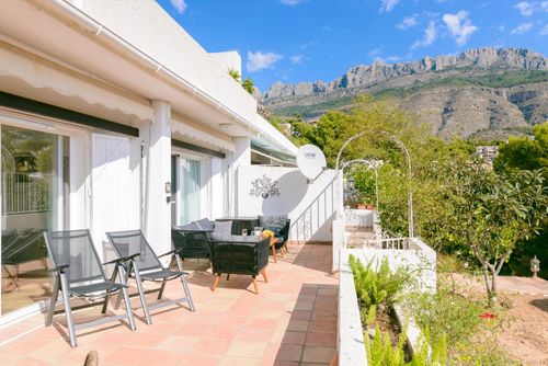 Altea Garden and Pool Apartment Don Cayo 17 Charmant et ensoleillé appartement avec piscine commune à Altea, Costa Blanca, Espagne, pour 2 personnes. L'appartement est situé dans un complexe de golf, dans une zone résidentielle et vallonnée près de la plage, à proximité de restaurants et de bars, et à 3 km de la plage de La Olla....