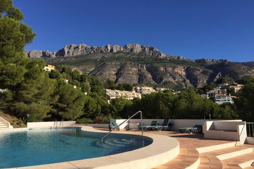 Altea Garden and Pool Apartment Don Cayo 17 Mooi en vrolijk appartement met gemeenschappelijk zwembad in Altea, Costa Blanca, Spanje voor 2 personen. Het appartement is gelegen in een golfresort, in een heuvelachtige en residentiële strandzone, dicht bij restaurants en bars en op 3 km van het La Olla-strand....