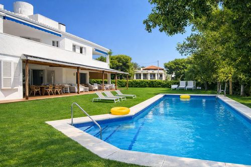 Abu-Lita 3 minutes walk from Sitges beaches and 10 for center of Sitges Amaizing outdoor Area Luxueuze villa met privézwembad in Sitges, Costa Dorada, Spanje voor 16 personen. De villa is gelegen in een urban strandgebied en dicht bij winkels en supermarkten....