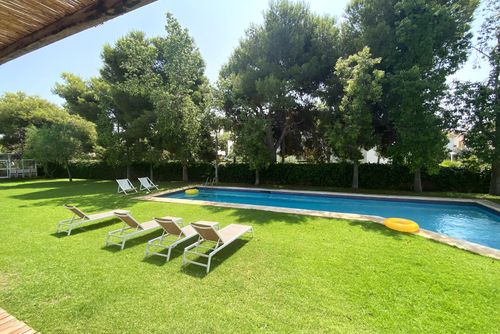 Abu-Lita 3 minutes walk from Sitges beaches and 10 for center of Sitges Amaizing outdoor Area Luxe villa med privat pool i Sitges, Costa Dorada, Spanien för 16 personer. Villan ligger i ett urban strandområde och nära affärer och stormarknader....