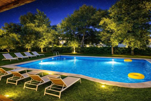 Abu-Lita 3 minutes walk from Sitges beaches and 10 for center of Sitges Amaizing outdoor Area Luxueuze villa met privézwembad in Sitges, Costa Dorada, Spanje voor 16 personen. De villa is gelegen in een urban strandgebied en dicht bij winkels en supermarkten....