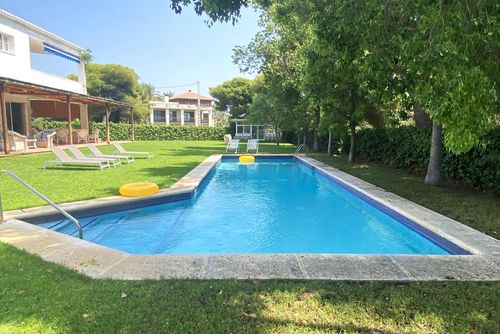 Abu-Lita 3 minutes walk from Sitges beaches and 10 for center of Sitges Amaizing outdoor Area Luxueuze villa met privézwembad in Sitges, Costa Dorada, Spanje voor 16 personen. De villa is gelegen in een urban strandgebied en dicht bij winkels en supermarkten....