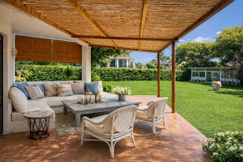 Abu-Lita 3 minutes walk from Sitges beaches and 10 for center of Sitges Amaizing outdoor Area Luxueuze villa met privézwembad in Sitges, Costa Dorada, Spanje voor 16 personen. De villa is gelegen in een urban strandgebied en dicht bij winkels en supermarkten....