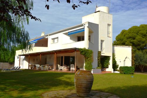 Abu-Lita 3 minutes walk from Sitges beaches and 10 for center of Sitges Amaizing outdoor Area Luxe villa med privat pool i Sitges, Costa Dorada, Spanien för 16 personer. Villan ligger i ett urban strandområde och nära affärer och stormarknader....