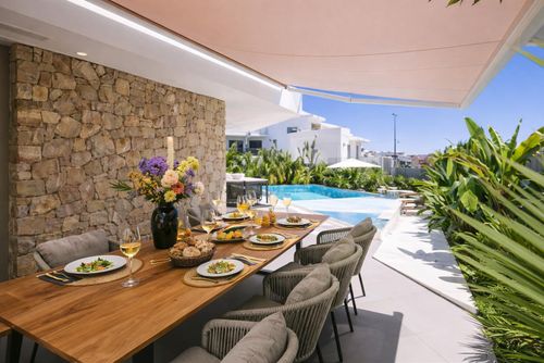 Abu-Lita 3 minutes walk from Sitges beaches and 10 for center of Sitges Amaizing outdoor Area Luxueuze villa met privézwembad in Sitges, Costa Dorada, Spanje voor 16 personen. De villa is gelegen in een urban strandgebied en dicht bij winkels en supermarkten....