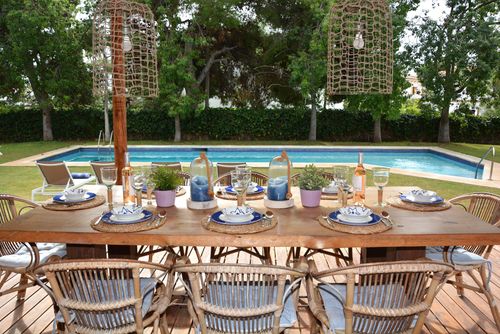 Abu-Lita 3 minutes walk from Sitges beaches and 10 for center of Sitges Amaizing outdoor Area Villa de luxe à Sitges, Costa Dorada, Espagne, avec piscine privée pour 16 personnes. La villa est située dans une zone urbaine en bord de mer et à proximité des commerces et des supermarchés....