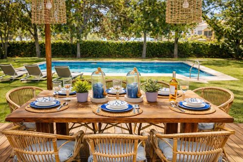 Abu-Lita 3 minutes walk from Sitges beaches and 10 for center of Sitges Amaizing outdoor Area Luxueuze villa met privézwembad in Sitges, Costa Dorada, Spanje voor 16 personen. De villa is gelegen in een urban strandgebied en dicht bij winkels en supermarkten....