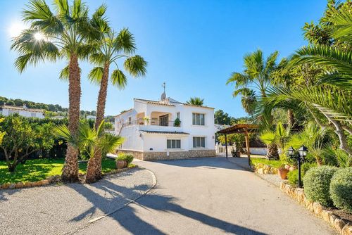 Villa Andrago: Moraira, Costa Blanca, Spanien. Fasad / entré, Bilparkering (täckt), med privat pool och terrass och Palmer