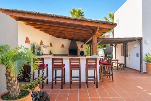 Villa Andrago: Moraira, Costa Blanca, Spanien. Terrasse und Pool, Garten und Schwimmbad, Sonnenliegen und Gartenmöbel