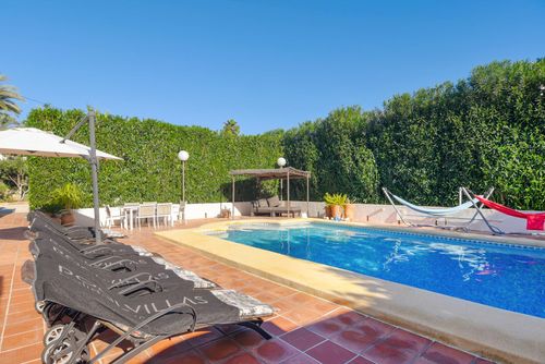 Andrago Große und komfortable Villa mit beheizbarem Pool in Moraira, Costa Blanca, Spanien, für 12 Personen. Das Haus befindet sich in einer Wohnstrandgegend, in der Nähe von Restaurants, Bars und Supermärkten, nur 500 m vom Strand Cala Andrago und 0,5 km vom Mittelmeer entfernt....