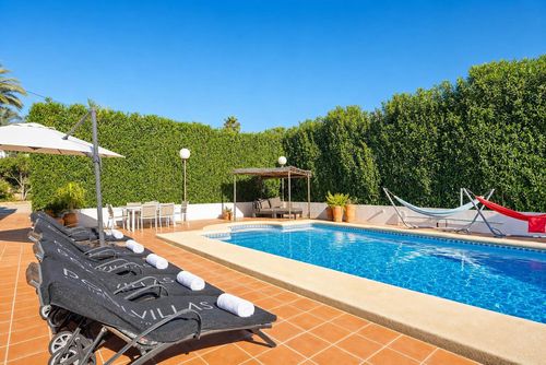 Villa Andrago: Moraira, Costa Blanca, Spanien. Sonnenliegen, Gartenmöbel und mit privatem Pool und Terrasse