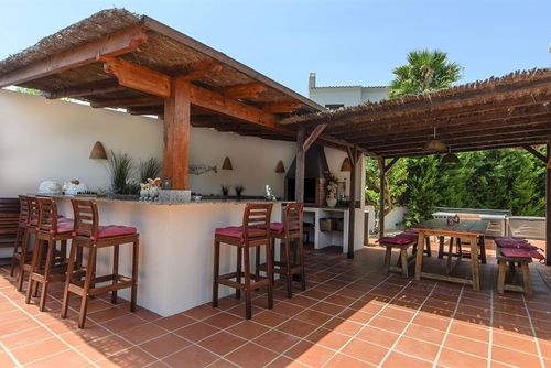 Andrago Large and comfortable villa in Moraira, Costa Blanca, Spain with a heated pool for 12 people. The house is situated in a residential beach area, close to restaurants, bars, and supermarkets, at 500 metres from Cala Andrago beach and at 0....
