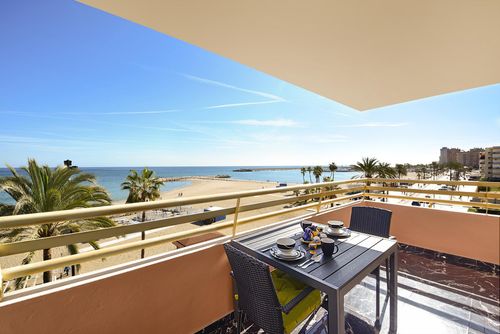 Stella Maris Hermoso y confortable apartamento con piscina comunitaria en Fuengirola, Andalucía, España para 2 personas. El apartamento está situado en un complejo de playa con bar y restaurante, en una zona urbana de playa, cerca de tiendas y supermercados y a 50 m de la playa....