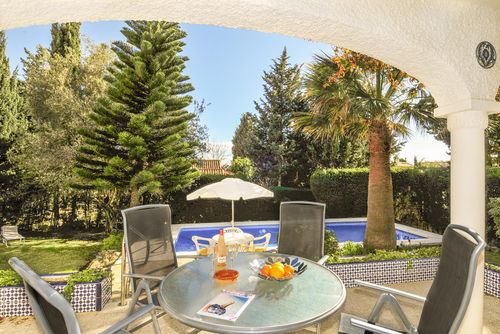 Casa Regina Rustic and comfortable villa in Torremolinos, Andalusia, Spain with private pool for 4 persons. The house is situated in a coastal and urban area, close to supermarkets, 1 km from La Carihuela beach and 1 km from the Mediterranean Sea....