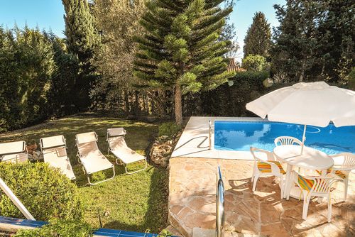 Casa Regina Rustieke en comfortabele villa met privézwembad in Torremolinos, Andalusië, Spanje voor 4 personen. Het huis ligt in een kust- en stedelijk gebied, dicht bij supermarkten, op 1 km van het strand van La Carihuela en op 1 km van de Middellandse Zee....