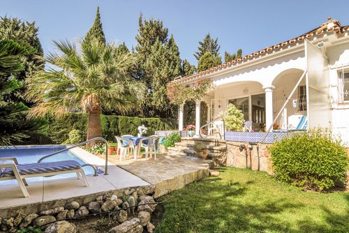 Casa Regina Villa rústica y confortable con piscina privada en Torremolinos, Andalucía, España para 4 personas. La casa está situada en una zona costera y urbana, cerca de supermercados, a 1 km de la playa de La Carihuela y a 1 km del Mar Mediterráneo....