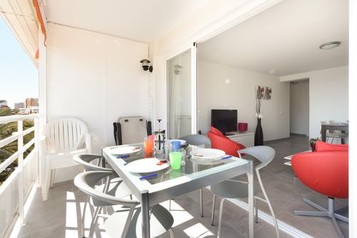 Vista playa Modern en comfortabel appartement in Torremolinos, Andalusië, Spanje voor 4 personen. Het appartement bevindt zich in een stedelijk strandgebied, dicht bij restaurants en bars, winkels en supermarkten, op 200 m van Carihuela-strand en 0,2 km van de Middellandse Zee....
