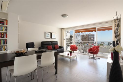 Vista playa Apartamento moderno y cómodo en Torremolinos, Andalucía, España para 4 personas. El apartamento se encuentra en una zona de playa urbana, cerca de restaurantes y bares, tiendas y supermercados, a 200 m de la playa de Carihuela y a 0....